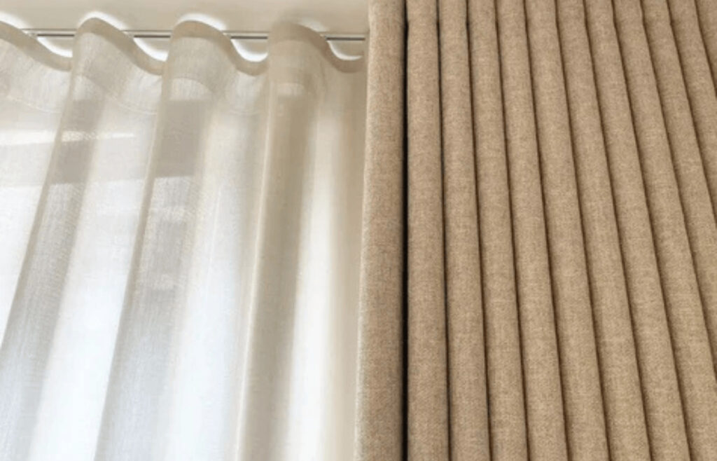 Rideaux en fibres naturelles pour un habillage de fenêtres chaleureux