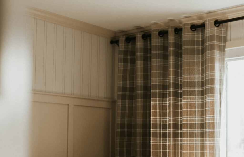 Rideaux décoratifs à carreaux installés près du plafond devenant la pièce maîtresse du décor