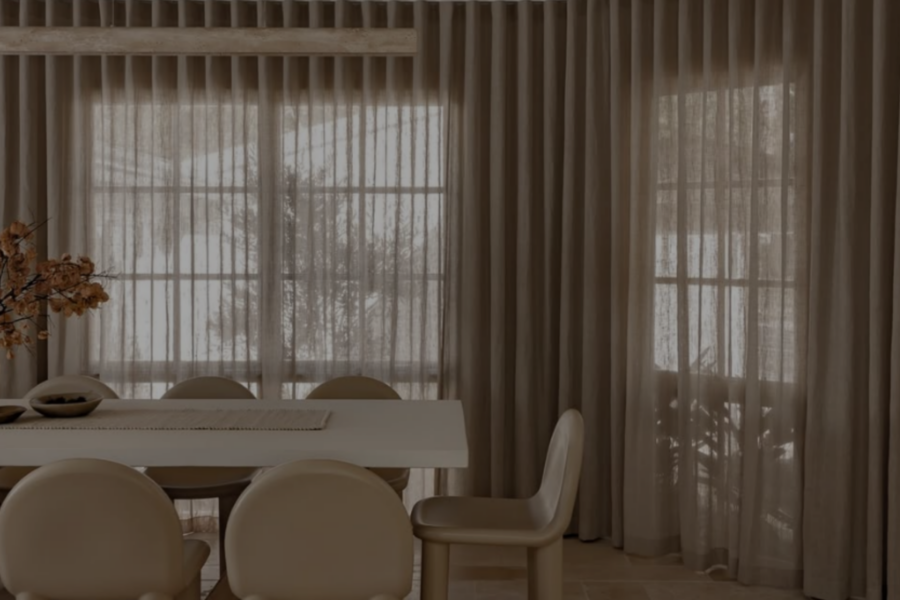 Voilage sur mesure installé dans une salle à manger moderne.