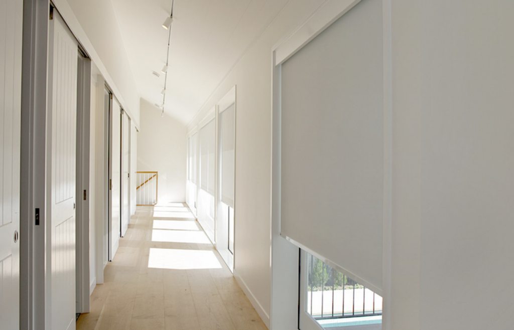 Toiles opaques sur mesure installés dans le couloir de l'étage des chambres d'une nouvelle construction.