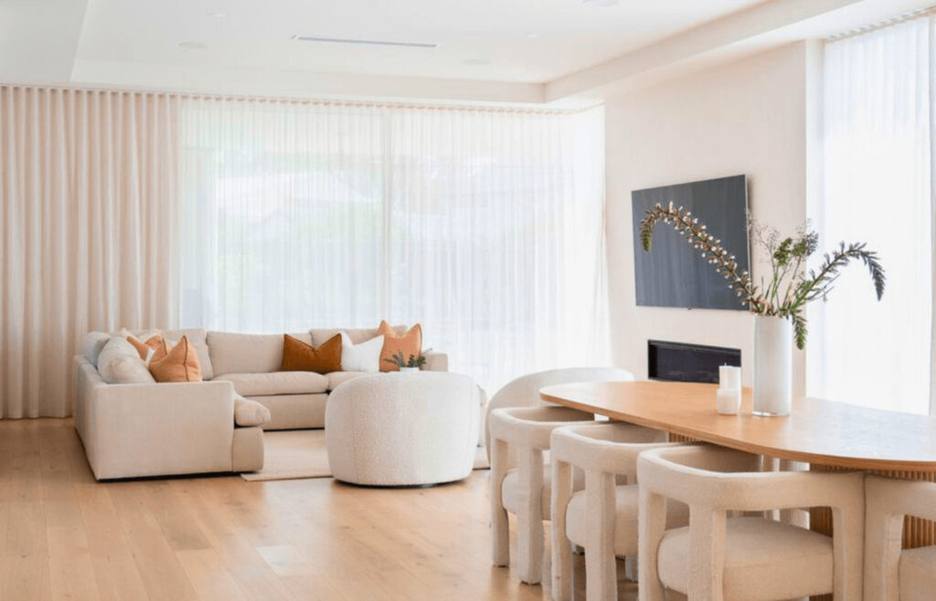 Rideaux ripplefold sur mesure installés sur une grande fenestration dans un salon lumineux