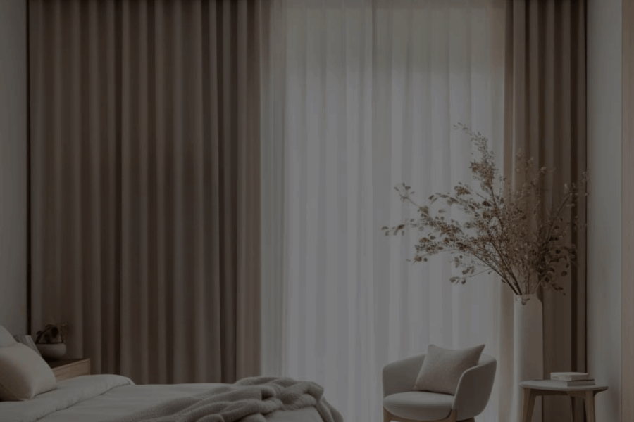 Rideaux sur mesure dans une chambre moderne au Québec avec grande fenestration