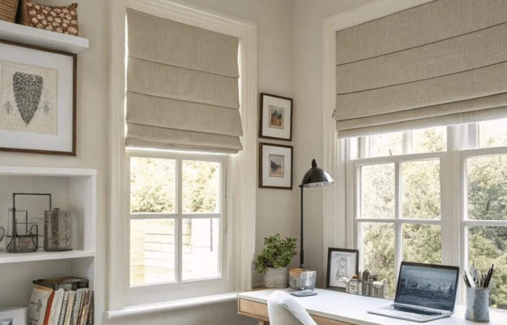 Stores romains dans un bureau à domicile avec lumière naturelle et espace de travail