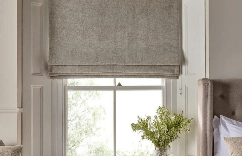 Store romain sur mesure en tissu texturé beige dans une chambre lumineuse