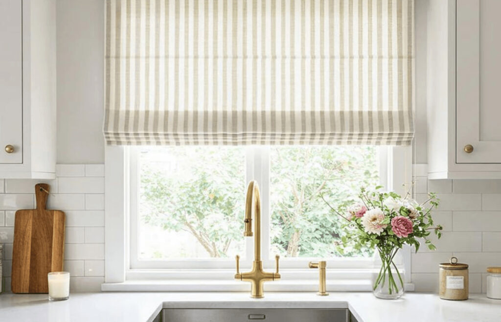 Store romain rayé dans une cuisine moderne avec robinet doré et lumière naturelle