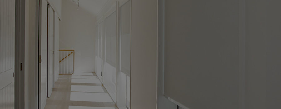 Toiles à rouleau motorisées sur mesure installées dans une maison moderne.