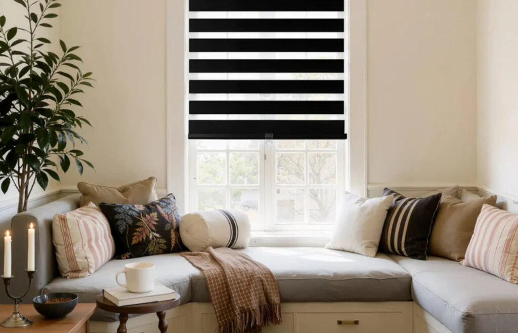 Store alterné noir sur mesure dans un décor contemporain et chaleureux