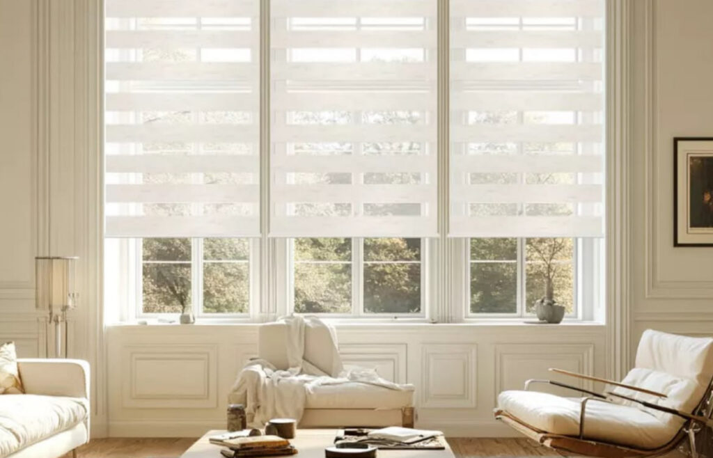 Stores alternés blancs sur de grandes fenêtres dans un salon lumineux et élégant