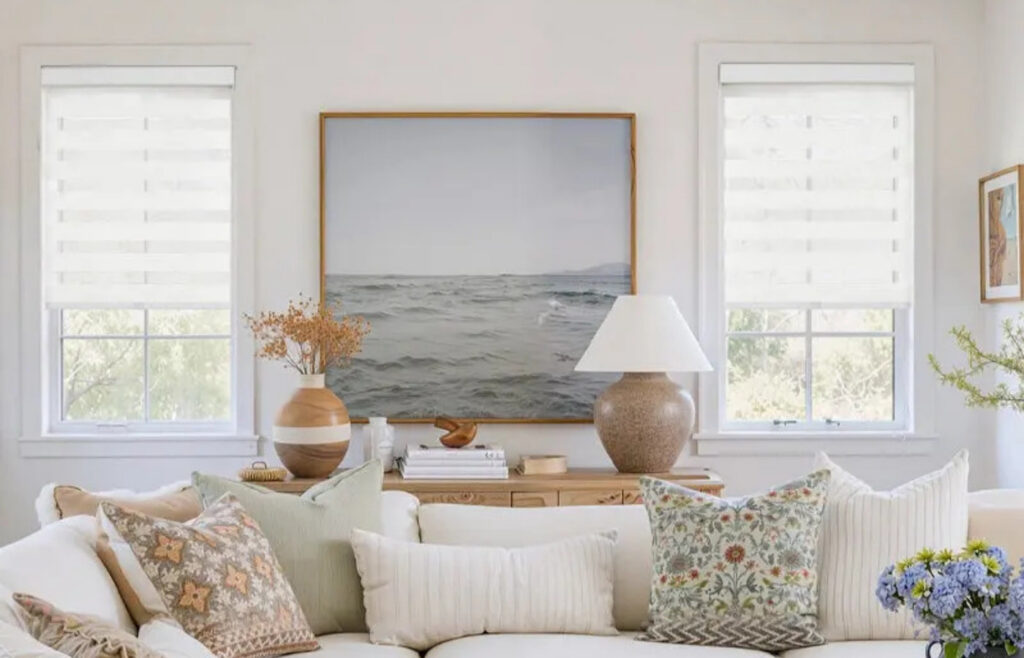 Stores alternés blancs sur mesure dans un salon lumineux avec décoration chaleureuse