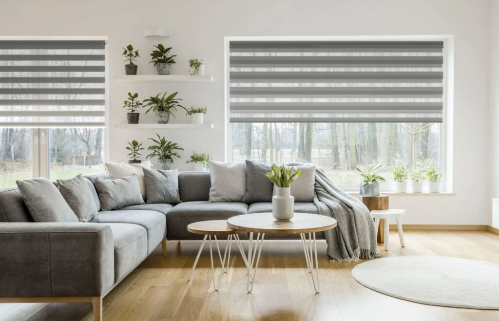 Stores alternés gris installés dans un salon moderne lumineux avec grandes fenêtres