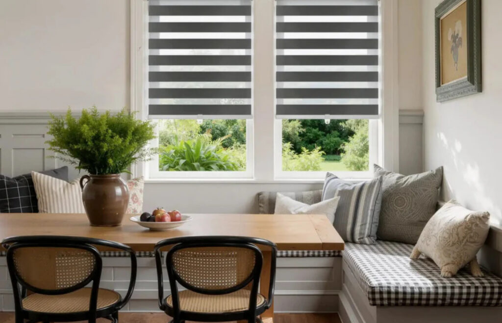 Stores alternés noirs sur mesure dans un décor moderne et épuré