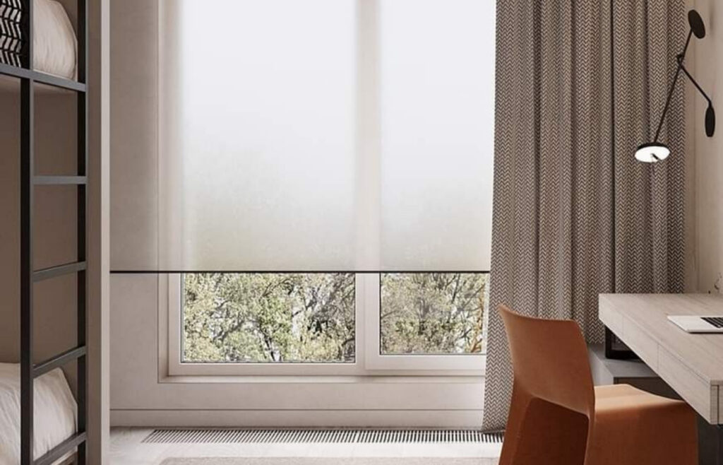Toile à rouleau sur mesure combinée à des rideaux dans un bureau moderne