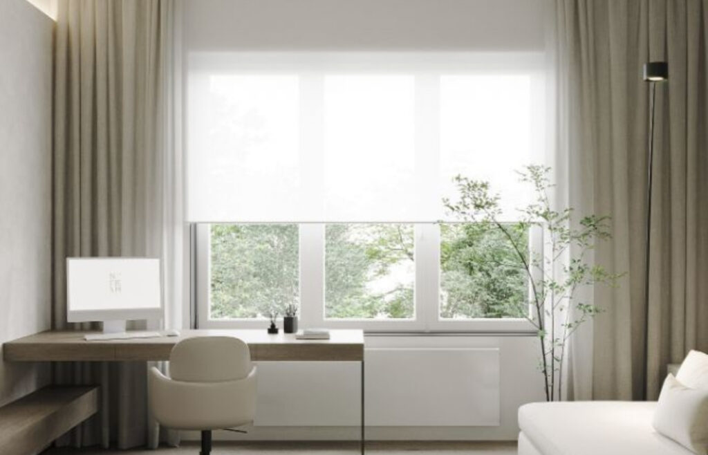 Toile à rouleau installée dans un bureau permettant de réduire l’éblouissement sur un écran tout en conservant la luminosité