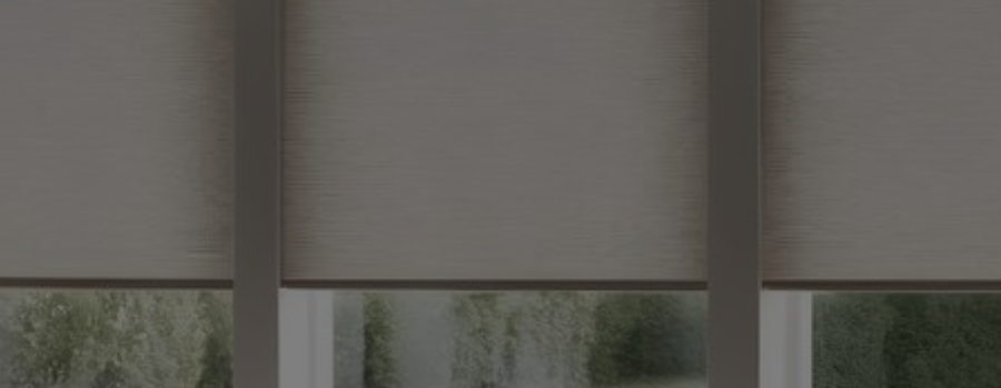 Toiles à rouleau sur mesure installées dans un salon moderne avec stores enrouleurs filtrants laissant passer la lumière naturelle